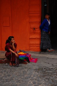 entre la banqueta y la pared